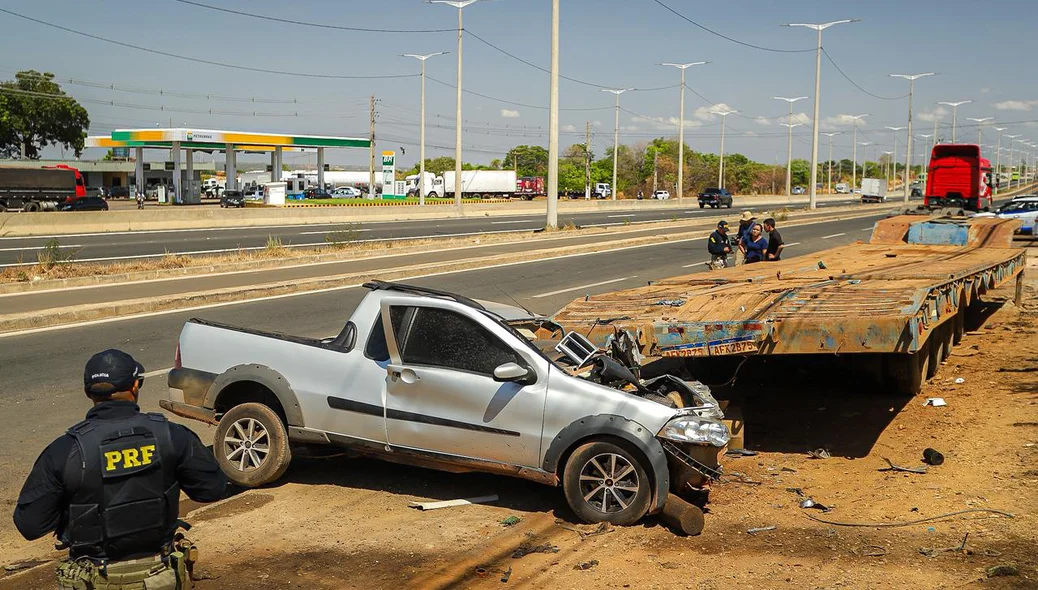 Carro bateu no caminhão prancha
