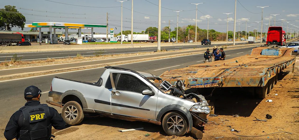 Carro bateu no caminhão prancha