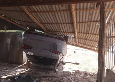 Carro capota e invade bar às margens da PI 113 em Teresina