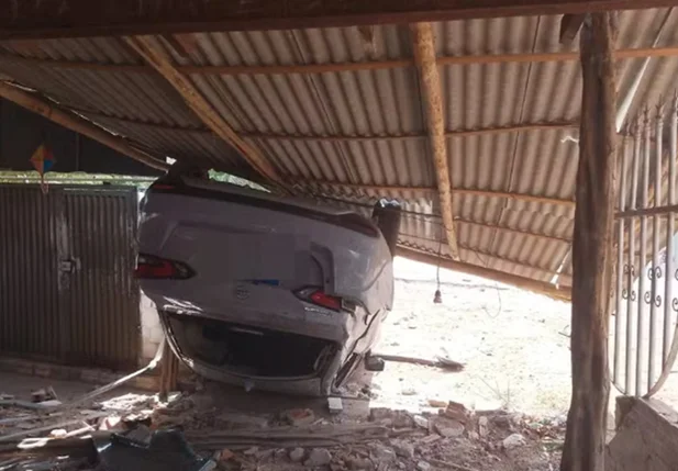 Carro capota e invade bar às margens da PI 113 em Teresina