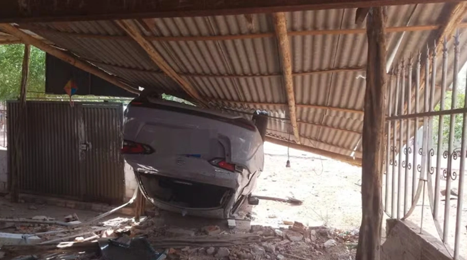 Carro capota e invade bar às margens da PI 113 em Teresina