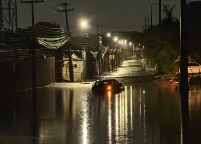 Carro chegou a ficar submerso na rua alagada no bairro Promorar
