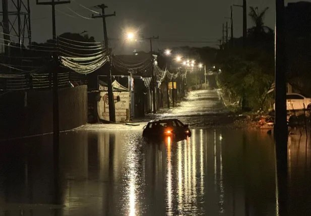 Carro chegou a ficar submerso na rua alagada no bairro Promorar