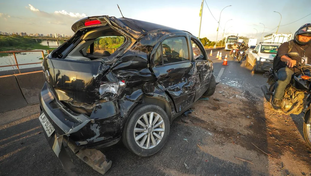 Carro ficou destruído