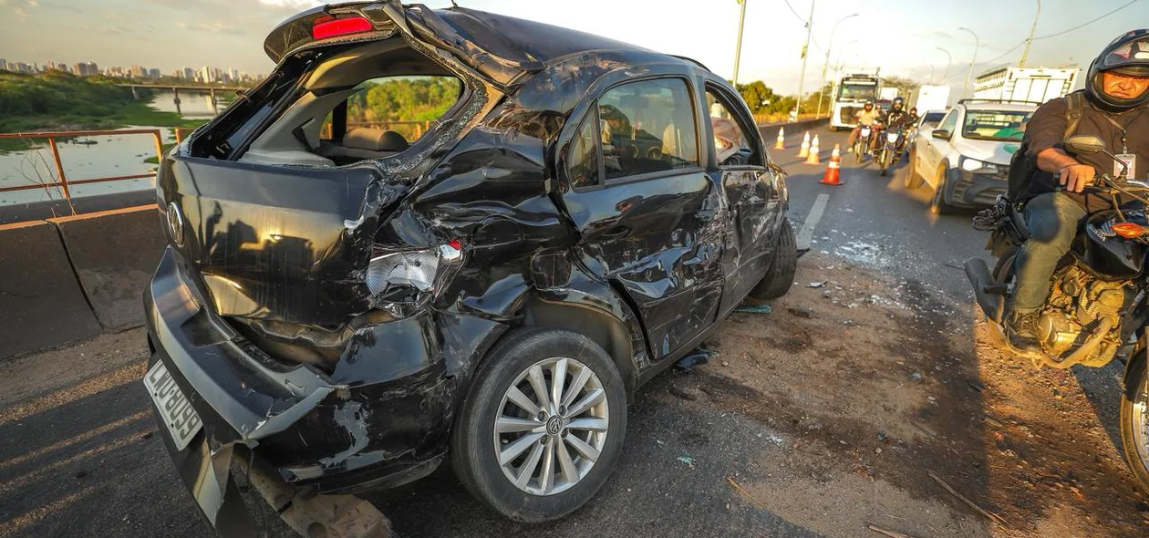 Carro ficou destruído