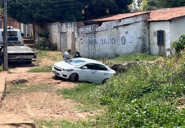 Carro recuperado pelo DHPP na Vila Irmã Dulce