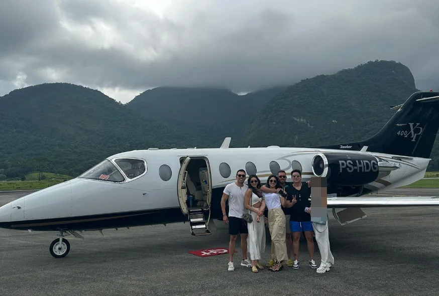 Casais posando para foto em um avião