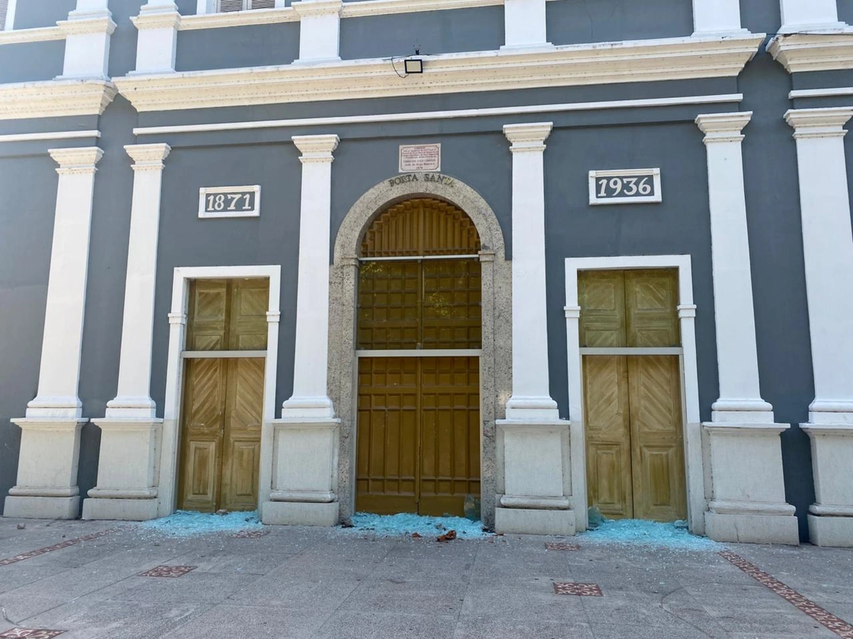 Catedral de Teresina teve protas de vidro quebradas