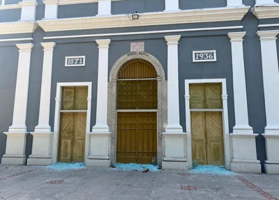 Catedral de Teresina teve protas de vidro quebradas