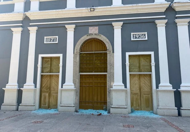 Catedral de Teresina teve protas de vidro quebradas