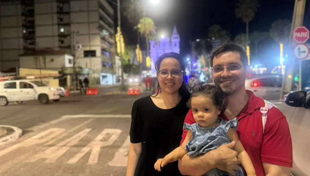Cíntia Maria e Ênio Nobre levaram a filha para conhecer o Natal no Centro de Teresina