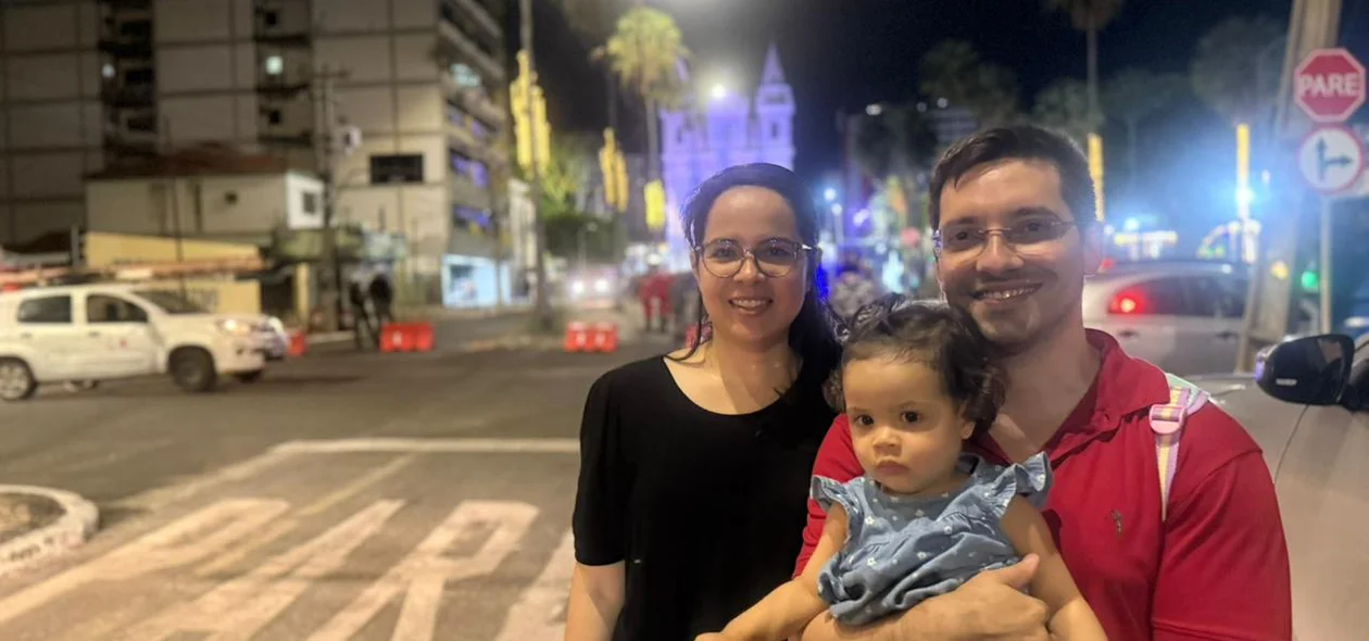 Cíntia Maria e Ênio Nobre levaram a filha para conhecer o Natal no Centro de Teresina