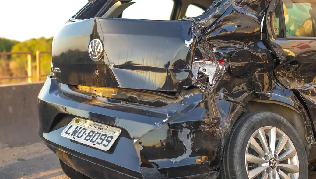 Condutora do Volkswagen Gol ficou ferida no acidente