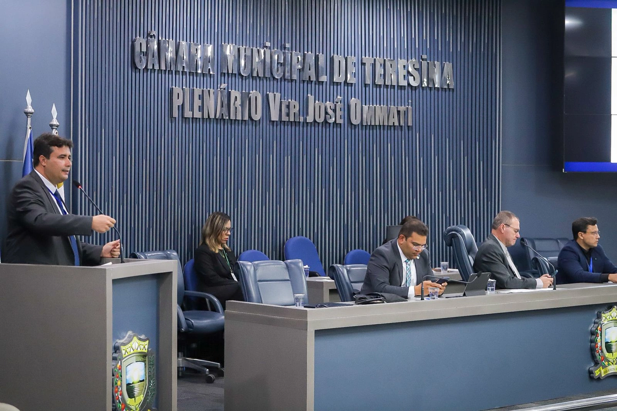 Daniel Pereira apresentando dados financeiros da Prefeitura de Teresina