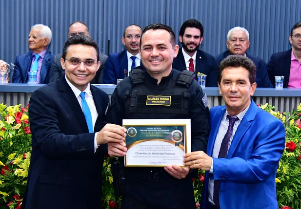 Delegado Charles Pessoa recebe título de cidadania na Câmara Municipal de Floriano