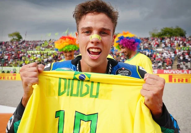 Diogo Moreira comemorando título