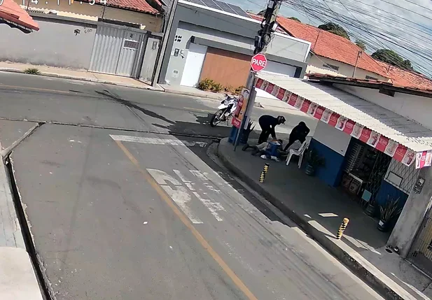 Dono de comércio e cliente são assaltados por dupla armada no Parque Piauí
