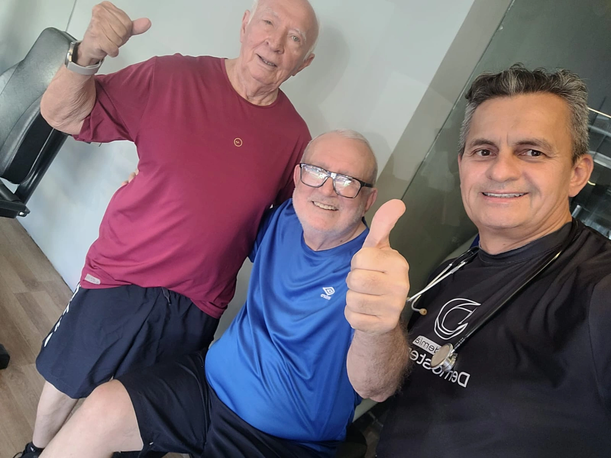 Dr. Nascimento e Dr. Álvaro Regino treinam força muscular com o professor Demóstenes