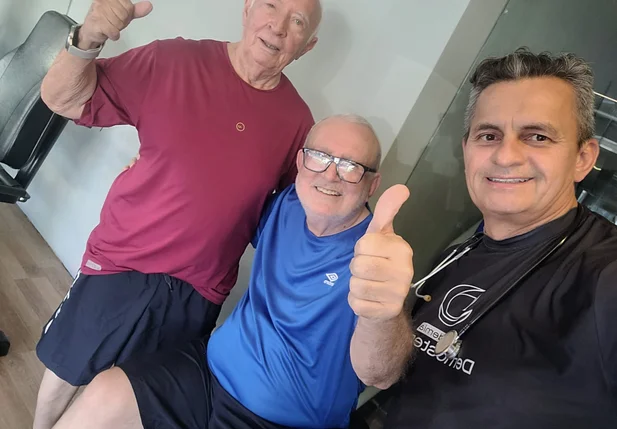 Dr. Nascimento e Dr. Álvaro Regino treinam força muscular com o professor Demóstenes