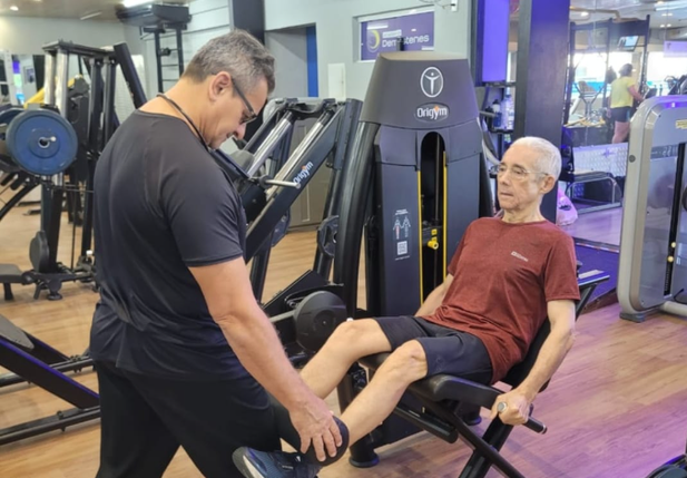 Dr. Poncion Rodrigues treina força muscular de pernas com o professor Demóstenes Ribeiro