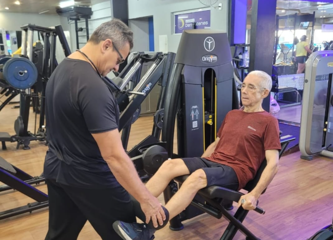 Dr. Poncion Rodrigues treina força muscular de pernas com o professor Demóstenes Ribeiro