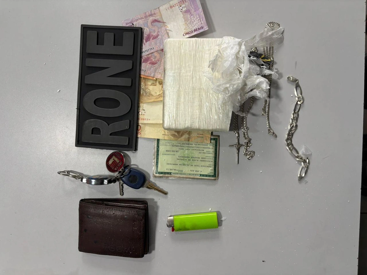 Drogas e objetos apreendidos durante a ação policial