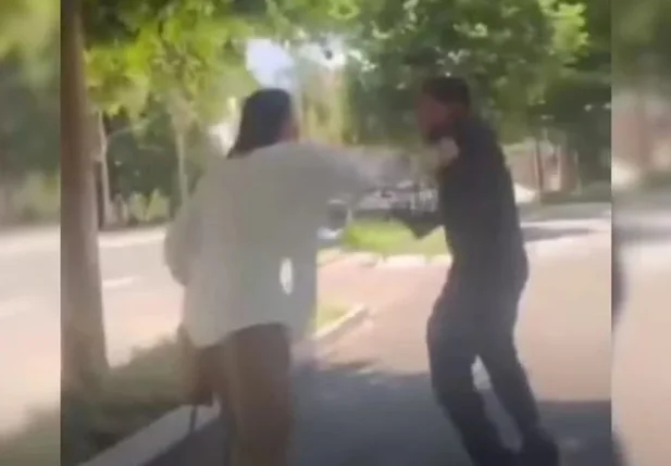 Entegador sendo agredido por servidora