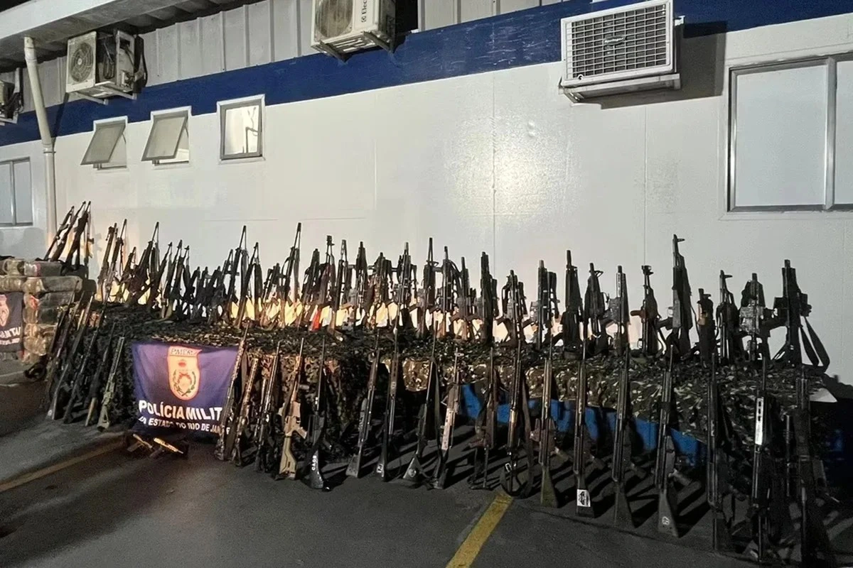 Entre os crimes investigados, está o furto de um fuzil