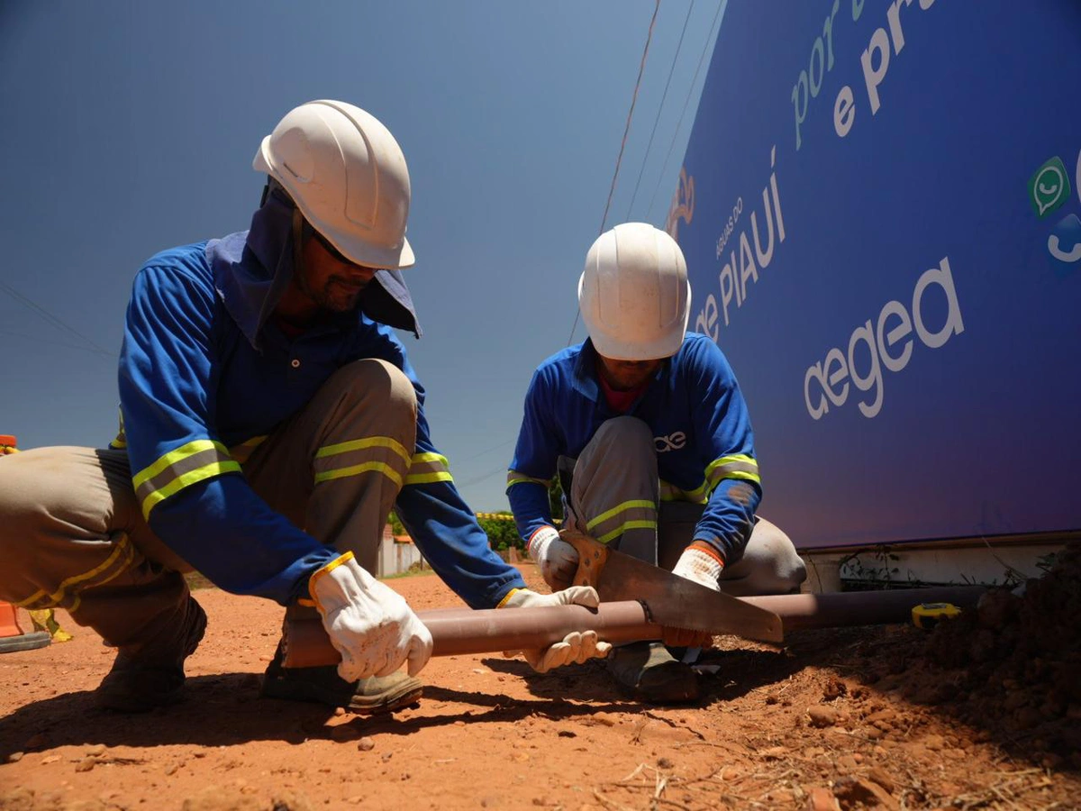 Equipe da Águas do Piauí faz reparo em adutora