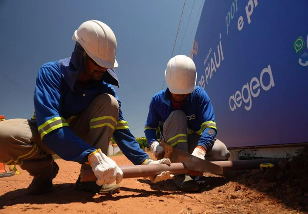 Equipe da Águas do Piauí faz reparo em adutora