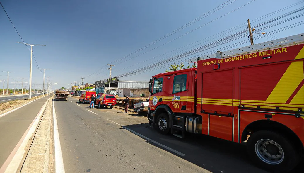 Equipes do Corpo de Bombeiros no local do acidente