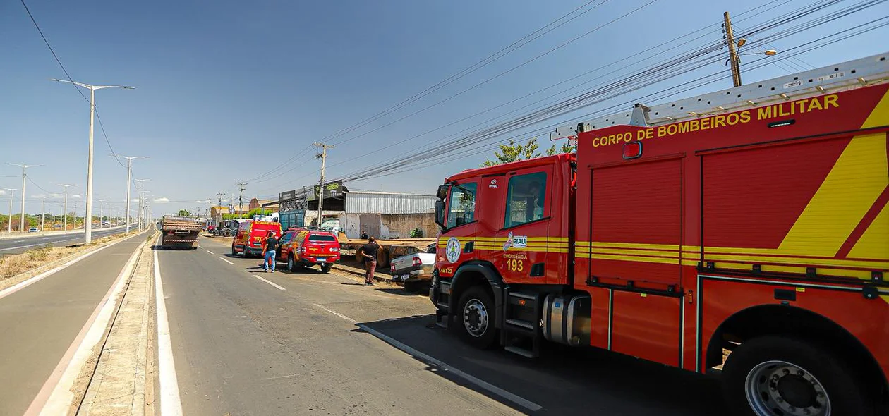 Equipes do Corpo de Bombeiros no local do acidente
