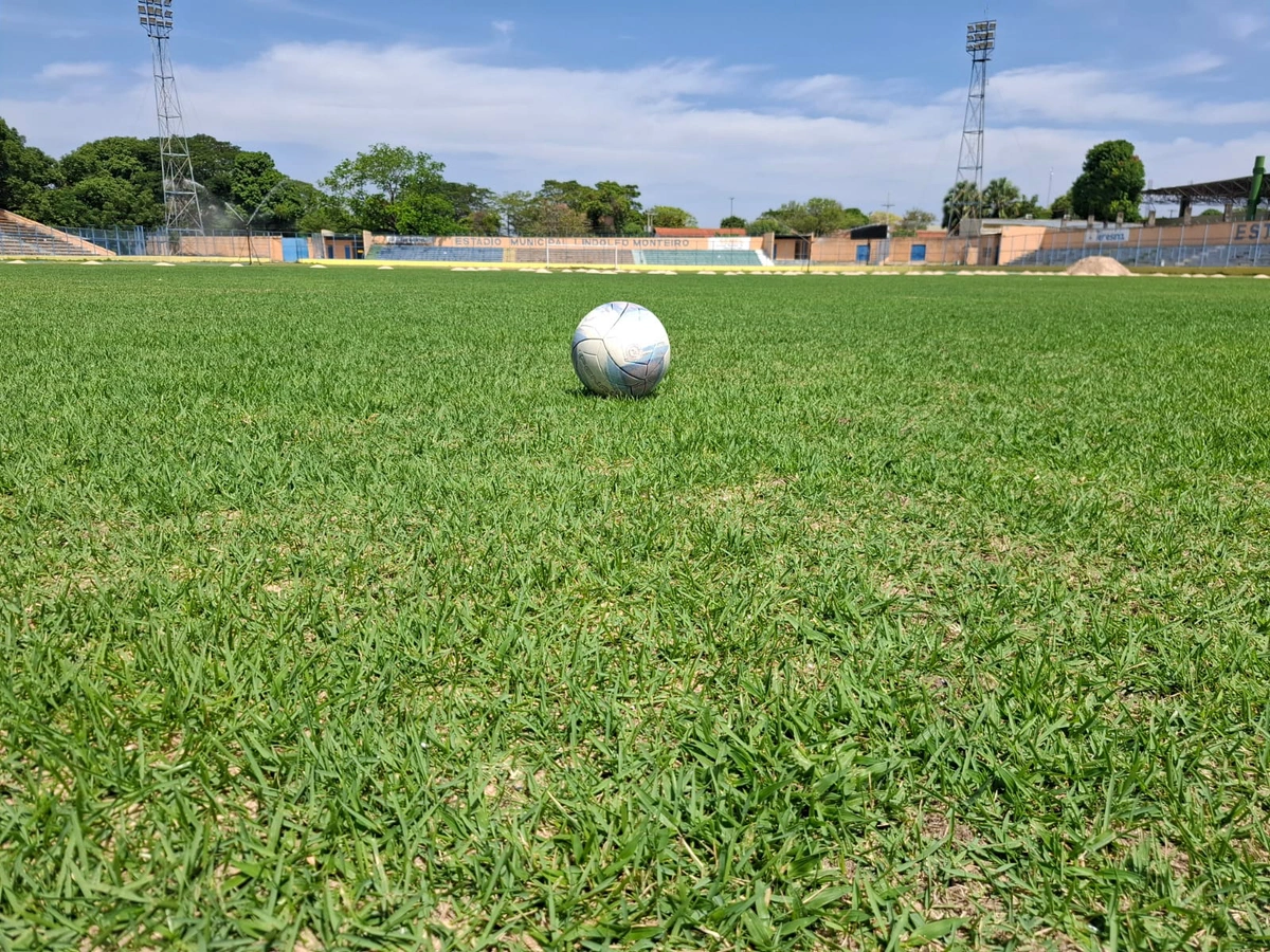 Estádio Lindolfo Monteiro inicia nova fase de revitalização do gramado