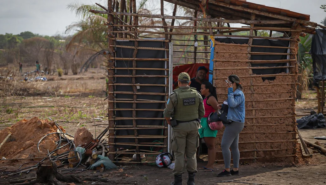 Famílias relatam desespero após reintegração de posse