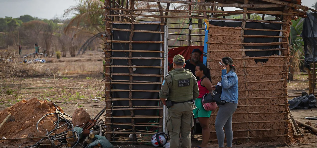 Famílias relatam desespero após reintegração de posse