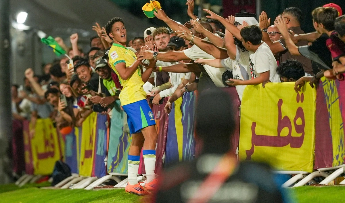 Felipe Morais celebra gol da Seleção sobre a Indonésia, pelo Mundial Sub-17