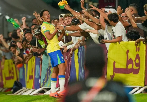 Felipe Morais celebra gol da Seleção sobre a Indonésia, pelo Mundial Sub-17