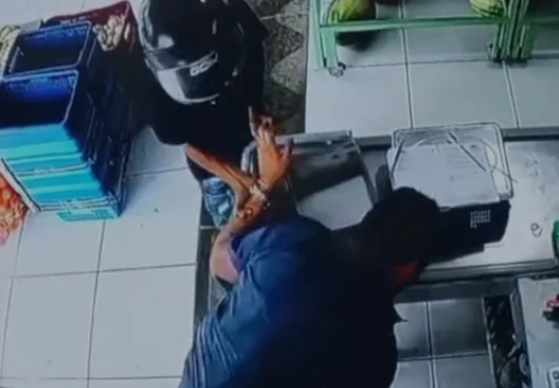 Flagrante do momento em que empresário reage a assalto no Dirceu II