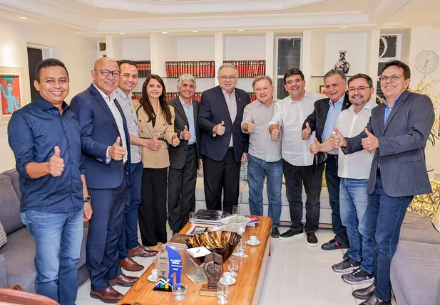 Governador Rafael Fonteles e bancada federal reunida