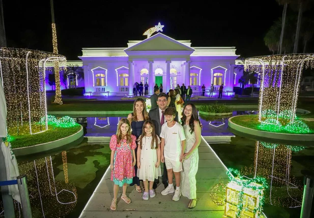 Governador Rafael Fonteles inaugura decoração de Natal do Palácio de Karnak