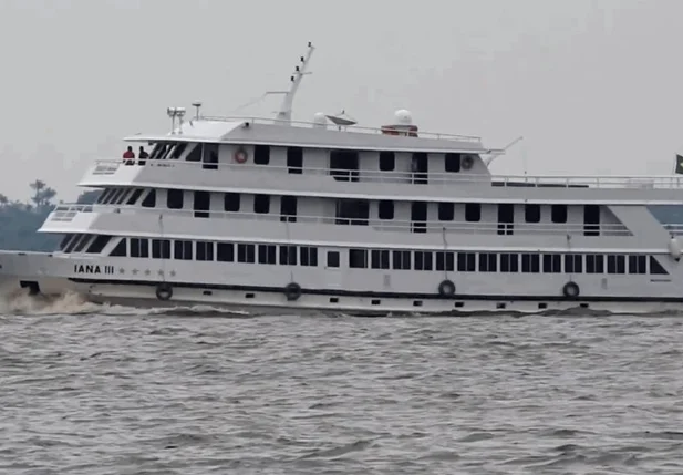 Iana III é o barco em que o presidente Lula está hospedado