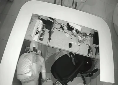Imagens de câmeras de segurança registraram o momento do arrombamento