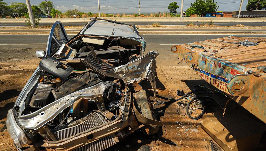 Impacto deixou o veículo totalmente destruído