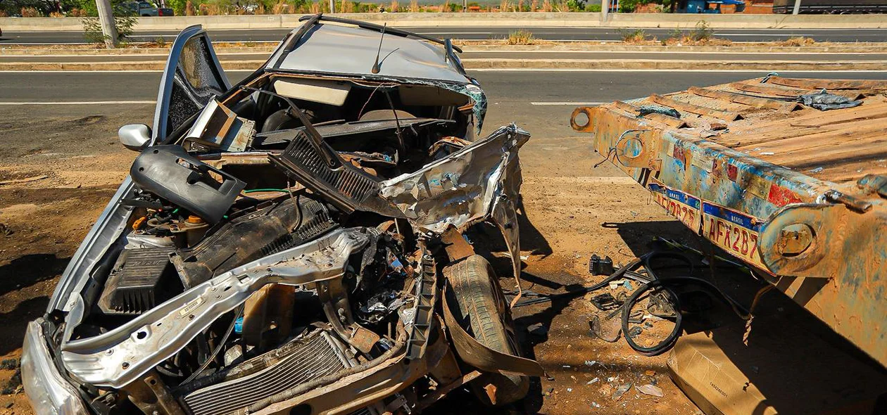 Impacto deixou o veículo totalmente destruído