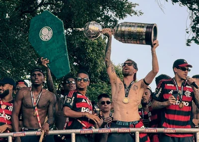 Jogadores do Flamengo provocam Palmeiras e Vasco em comemoração do tetra da Libertadores