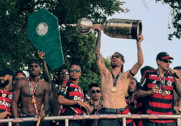 Jogadores do Flamengo provocam Palmeiras e Vasco em comemoração do tetra da Libertadores