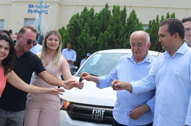 Júlio César visita Simplício Mendes, acompanha obras e participa da entrega de veículos à Saúde