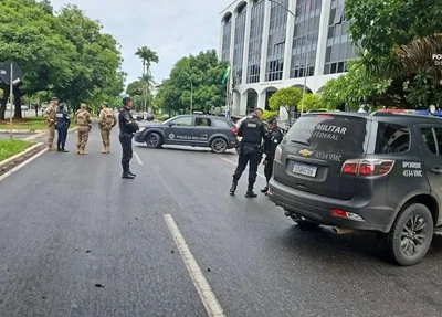 Local onde a mala foi deixada isolado pela polícia.
