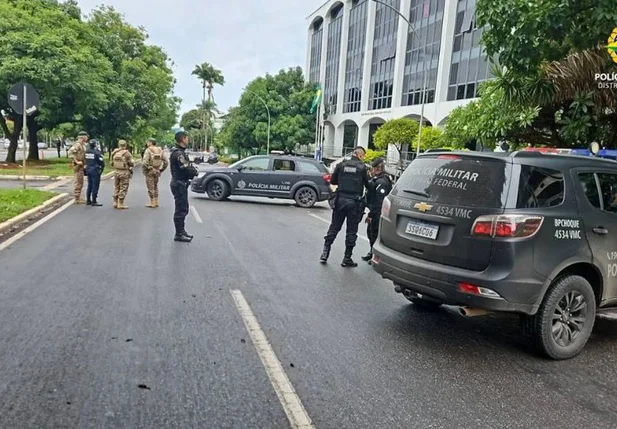 Local onde a mala foi deixada isolado pela polícia.