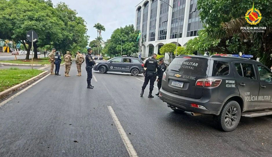 Local onde a mala foi deixada isolado pela polícia.